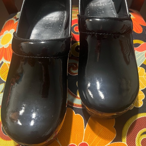 Dansko black patent leather closed-back clogs. Very good condition. Size 41 W - Picture 8 of 12